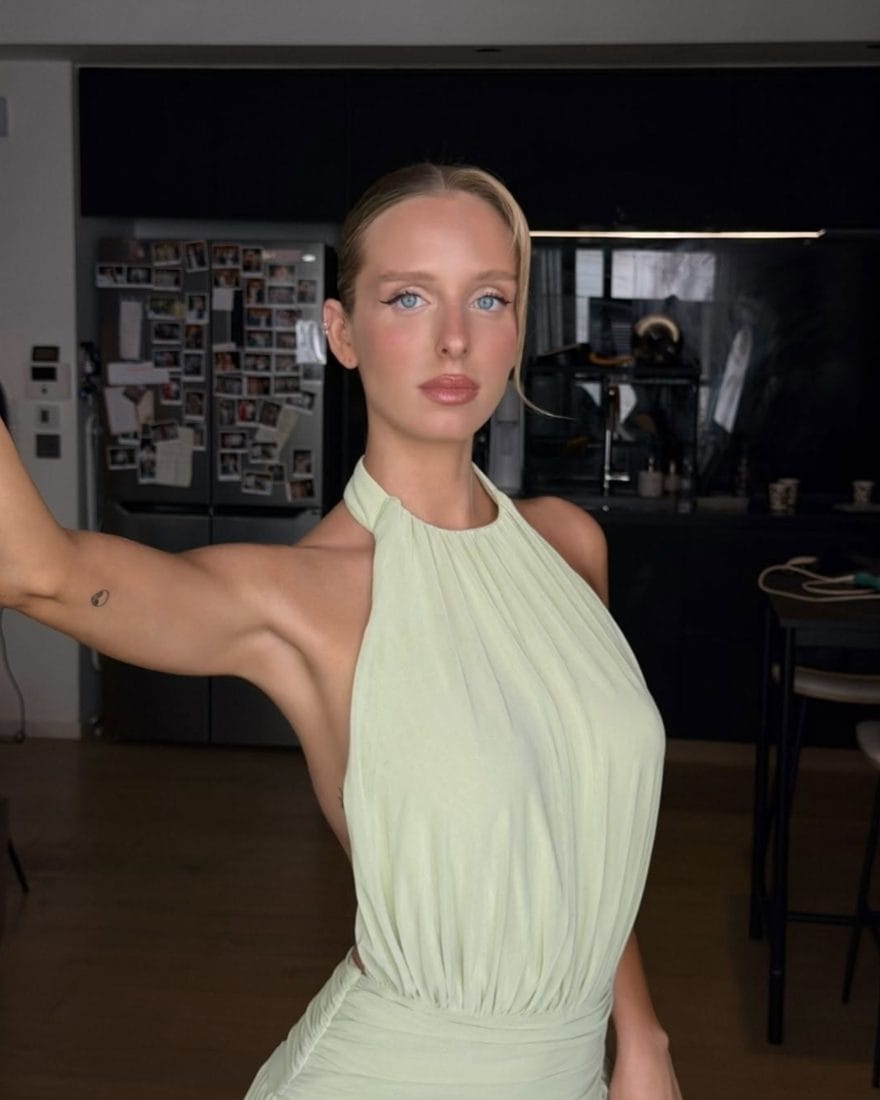Client with a luminous one-hour express spray tan in Tel Aviv