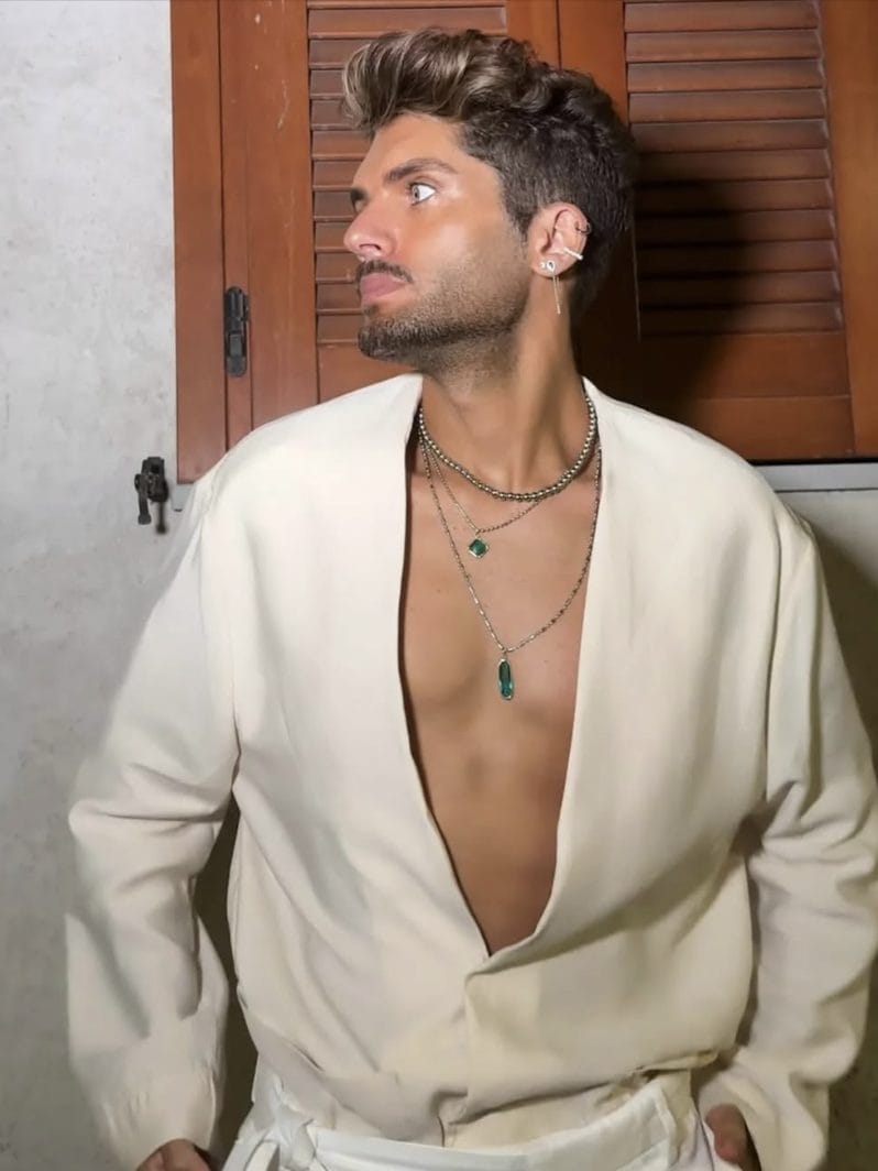 Man with a warm bronze spray tan and contouring, Dizengoff 218 Tel Aviv